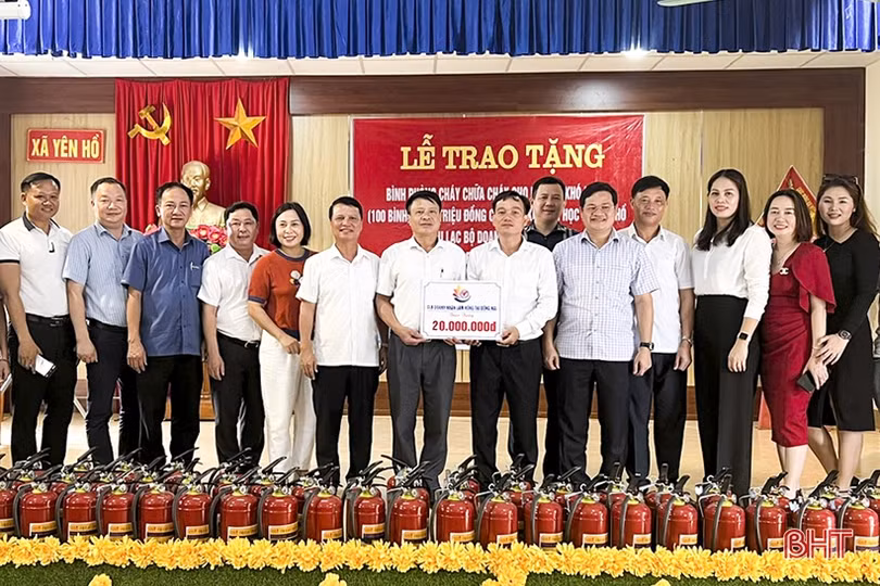 Câu lạc bộ Doanh nhân Lam Hồng tặng quà cho các hộ nghèo ở Đức Thọ