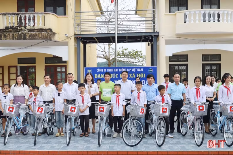 Trao 30 xe đạp cho học sinh gặp hoàn cảnh khó khăn ở Hương Sơn