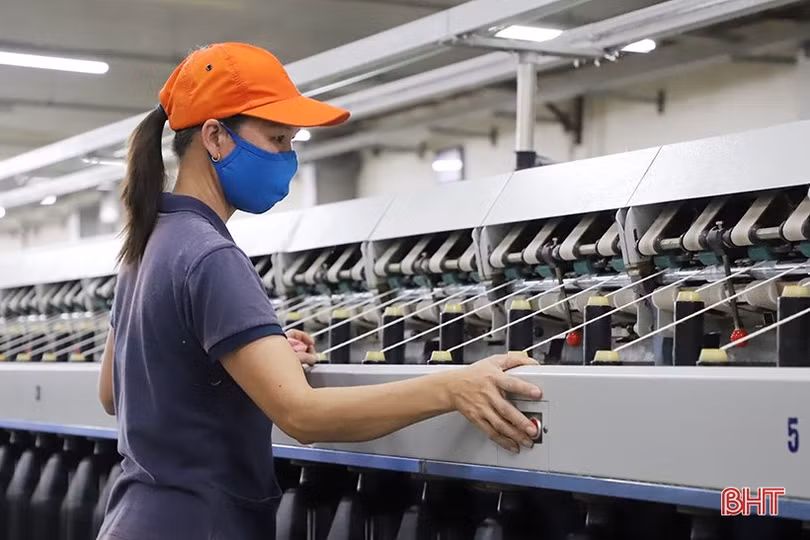 Giá điện tăng, doanh nghiệp, người dân thêm “nặng gánh”