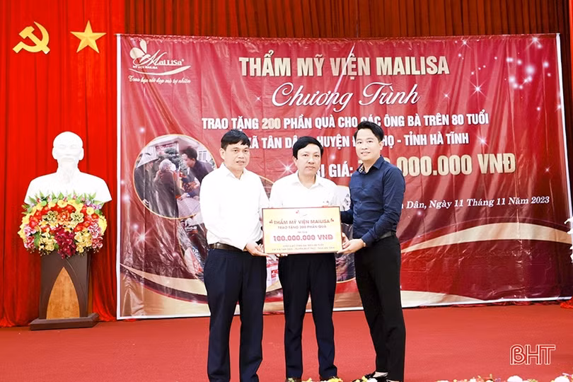 Tặng 200 phần quà trị giá 100 triệu đồng cho người cao tuổi ở Đức Thọ