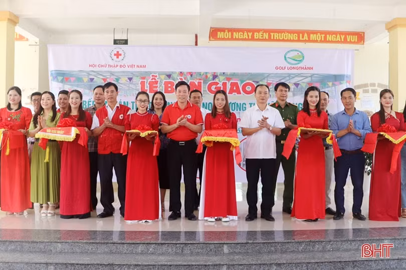 Bàn giao bếp ăn bán trú cho trường mầm non ở huyện miền núi Hà Tĩnh