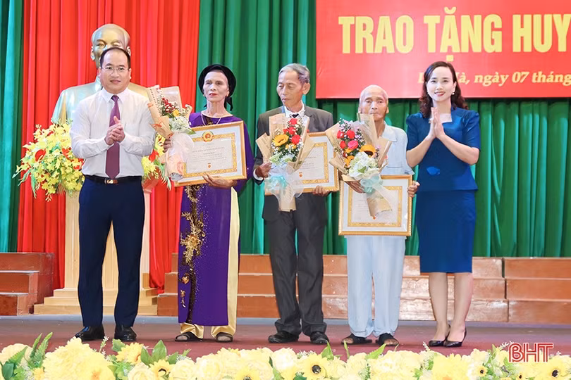 Lộc Hà trao tặng Huy hiệu Đảng cho 43 đảng viên