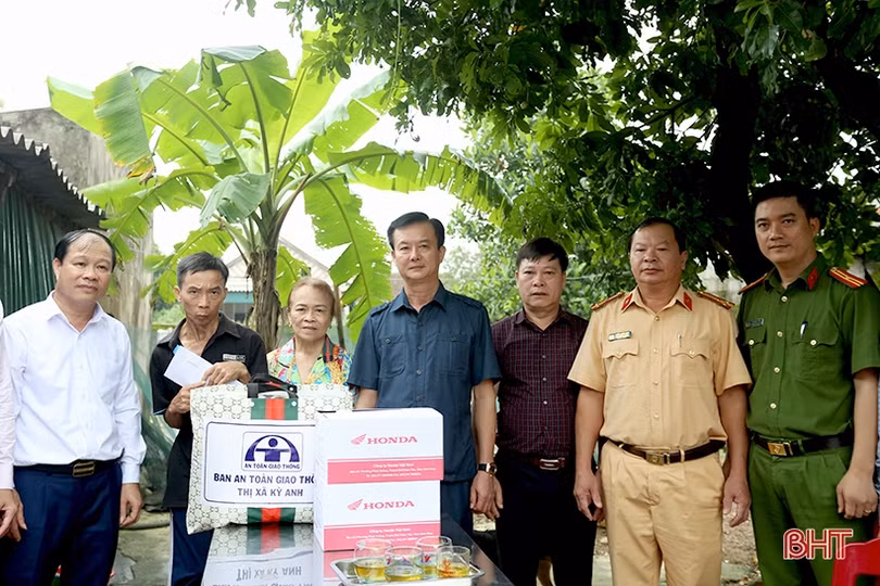 Thăm hỏi, động viên các gia đình nạn nhân bị tai nạn giao thông