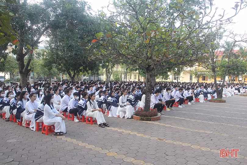Học sinh Hà Tĩnh hào hứng với phiên tòa giả định