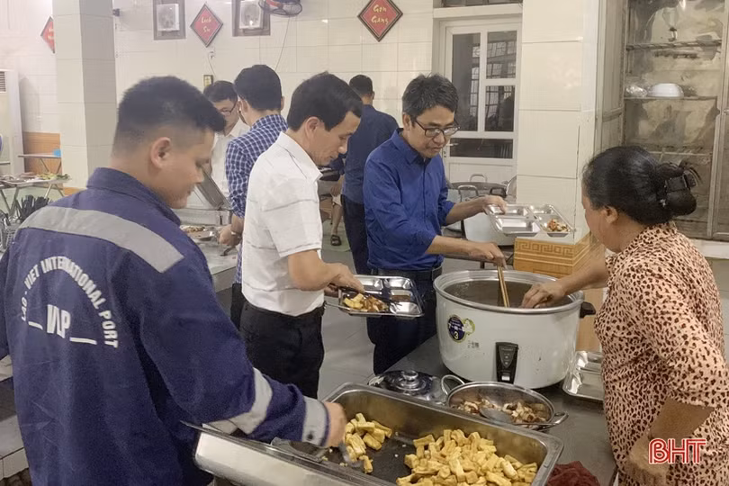Chú trọng chất lượng bữa ăn ca, bảo vệ sức khỏe người lao động