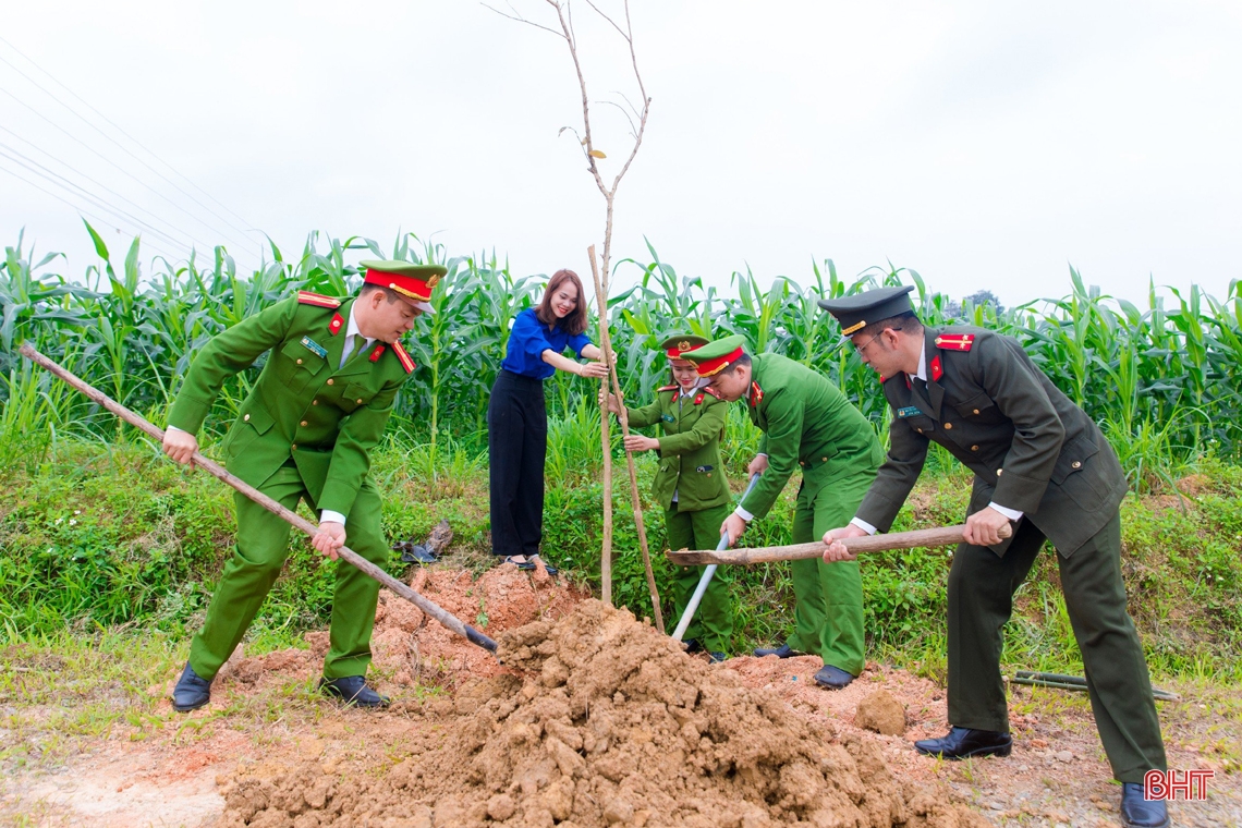 Các địa phương Hà Tĩnh sôi nổi ra quân trồng cây đầu xuân