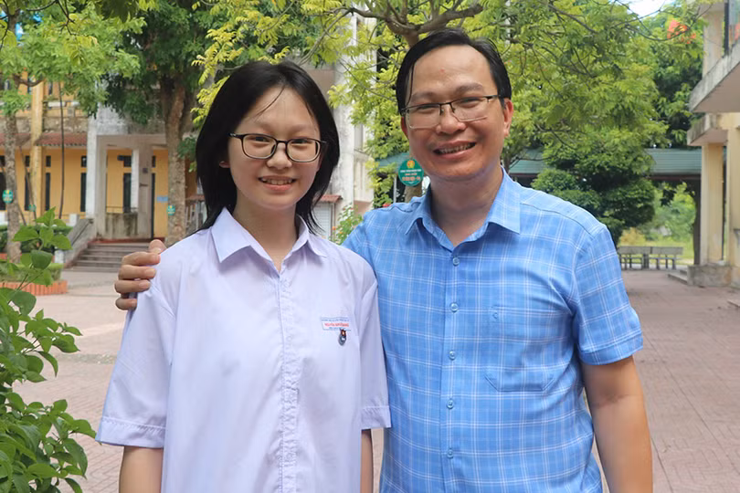 Thủ khoa Vật lý Nguyễn Khuê Trang và bố.