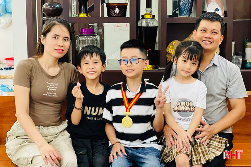 Với niềm đam mê của mình, Kiên đã có thể hướng dẫn cho 2 em của mình cùng học tiếng Anh.