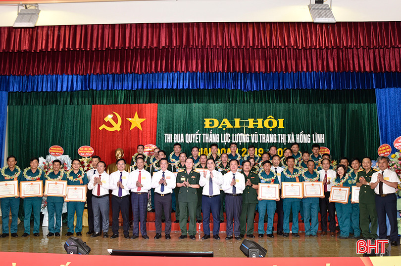 Các đại biểu chúc mừng tập thể, cá nhân được vinh danh.