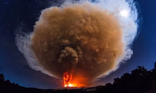 Một vụ phun trào của núi lửa Etna ở Italy vào năm 2013. Ảnh: Corbis. dieu gi xay ra neu 1 500 nui lua tren trai dat cung phun trao