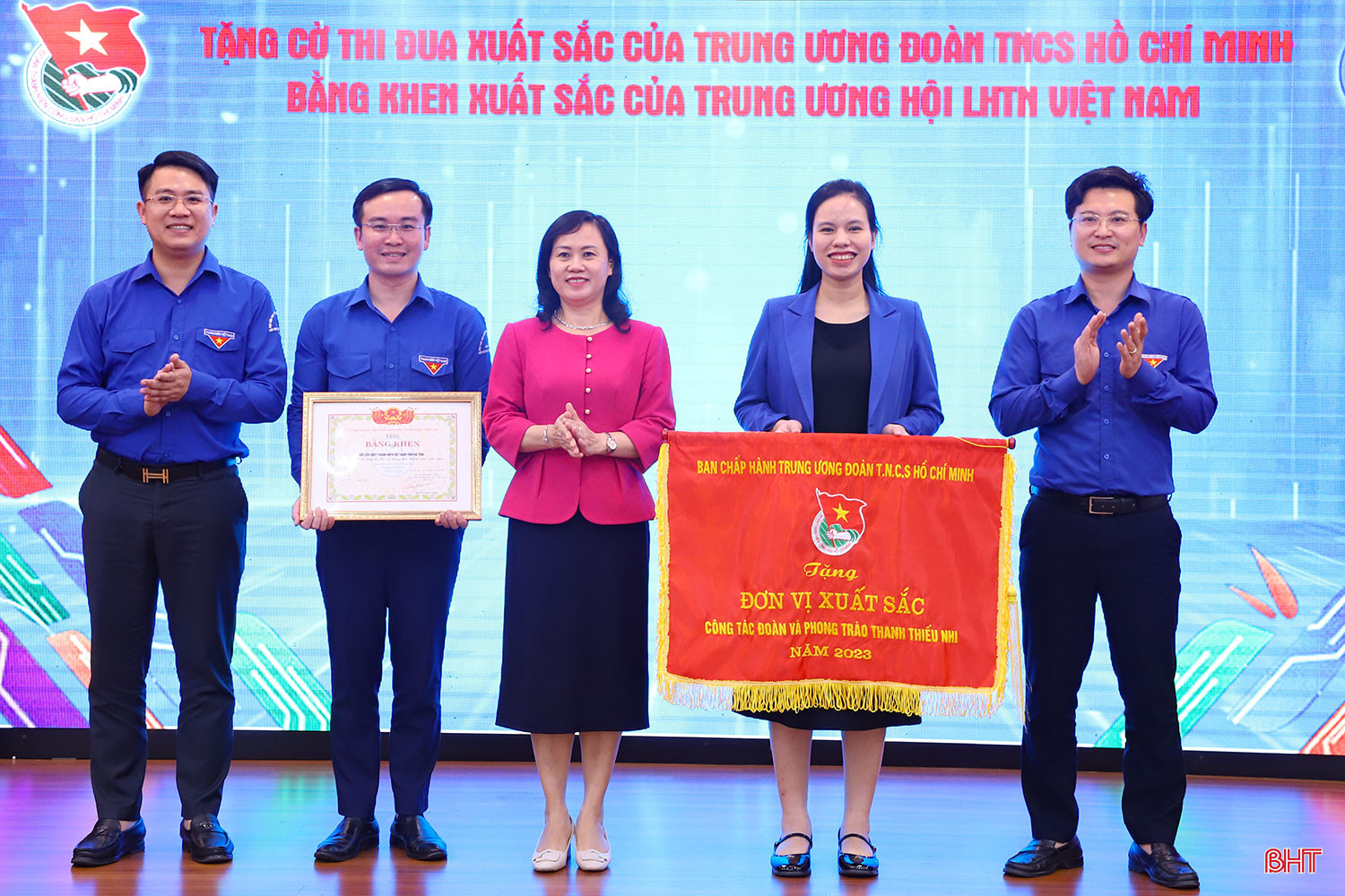 Trưởng ban Dân vận Tỉnh ủy Trương Thanh Huyền trao cờ thi đua xuất sắc của Trung ương Đoàn TNCS Hồ Chí Minh, bằng khen của Trung ương Hội LHTN Việt Nam cho Tỉnh đoàn Hà Tĩnh.