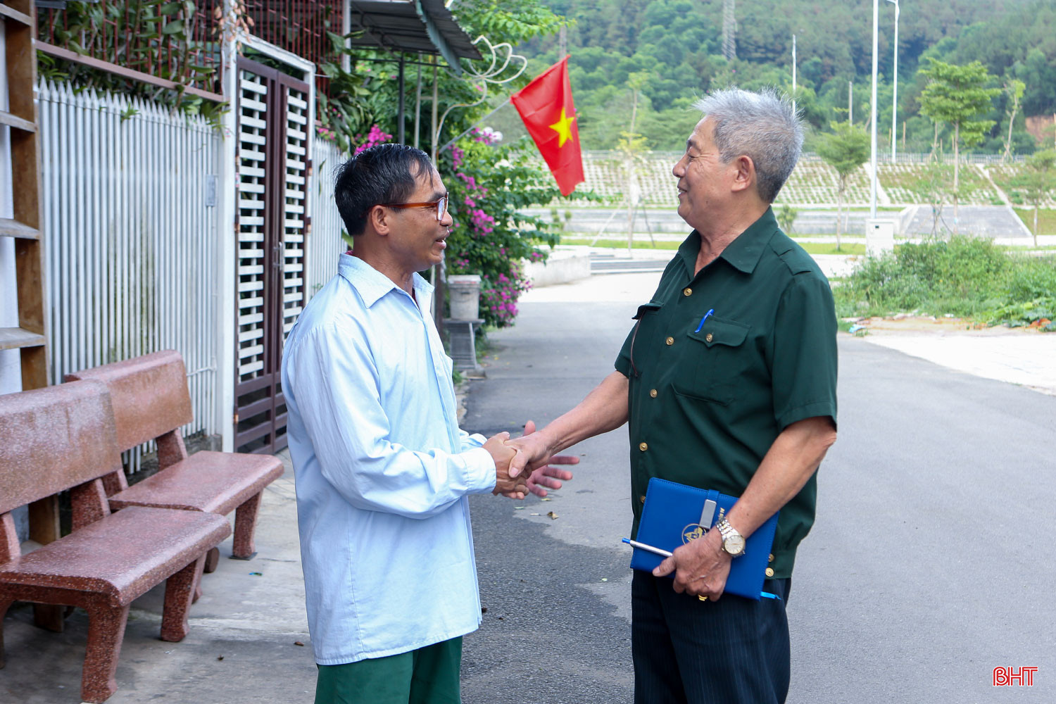Dù đã 76 tuổi nhưng ông Hoàng Đức Đại (người bên phải) - Bí thư Chi bộ tổ dân phố 4, phường Nam Hồng (TX Hồng Lĩnh, Hà Tĩnh) vẫn miệt mài với công việc, góp phần đưa tổ dân phố trở thành đơn vị đi đầu trong các phong trào ở địa phương. Ảnh: Thiên Vỹ