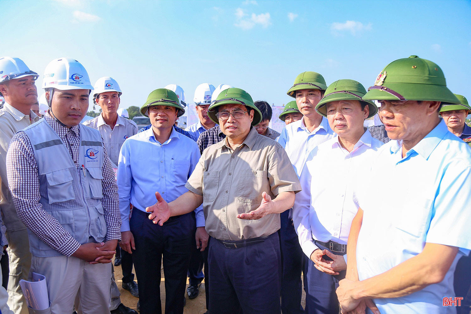 Thủ tướng Chính phủ Phạm Minh Chính, Phó Thủ tướng Chính phủ Trần Hồng Hà cùng đoàn công tác Trung ương và lãnh đạo tỉnh Hà Tĩnh kiểm tra, chỉ đạo các nhà thầu đẩy nhanh tiến độ thi công dự án đường bộ cao tốc Bắc - Nam qua Hà Tĩnh (tháng 5/2023). Ảnh: Văn Đức.
