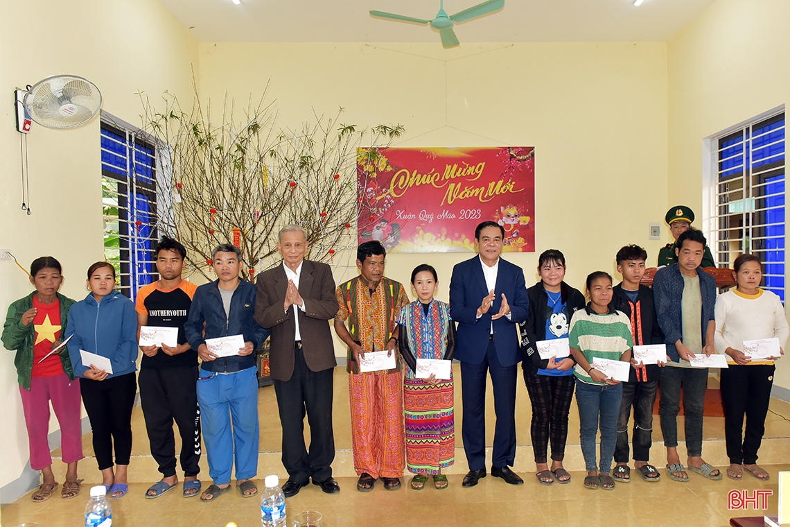 Chủ tịch UBND tỉnh chúc tết, tặng quà đồng bào dân tộc Chứt và các đơn vị LLVT ở Hương Khê