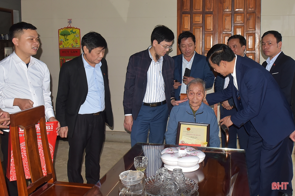 Chủ tịch UBND tỉnh chúc tết, tặng quà đồng bào dân tộc Chứt và các đơn vị LLVT ở Hương Khê
