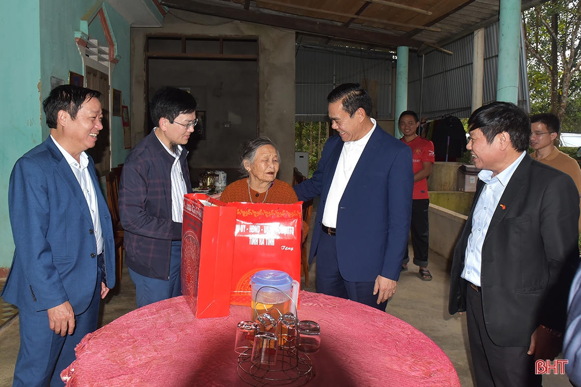 Chủ tịch UBND tỉnh chúc tết, tặng quà đồng bào dân tộc Chứt và các đơn vị LLVT ở Hương Khê