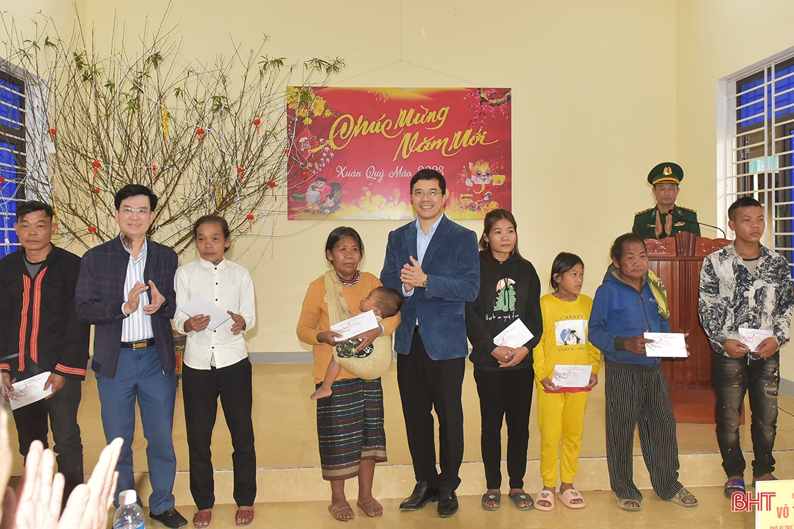 Chủ tịch UBND tỉnh chúc tết, tặng quà đồng bào dân tộc Chứt và các đơn vị LLVT ở Hương Khê