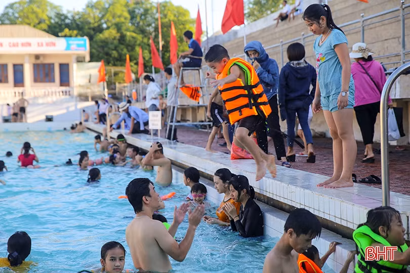 Thời tiết oi bức, người dân thành phố Hà Tĩnh dồn về bể bơi giải nhiệt