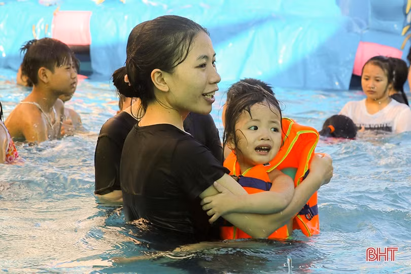 Thời tiết oi bức, người dân thành phố Hà Tĩnh dồn về bể bơi giải nhiệt