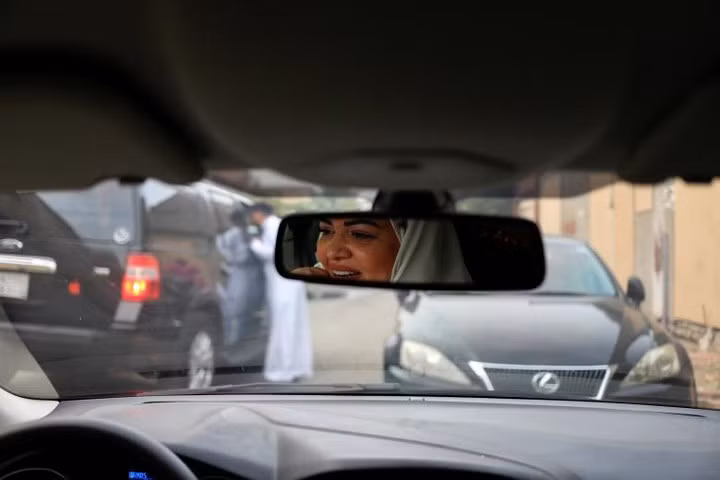 Phụ nữ Saudi Arabia hân hoan được lái xe ô tô tự do và hợp pháp