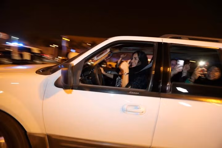 Phụ nữ Saudi Arabia hân hoan được lái xe ô tô tự do và hợp pháp