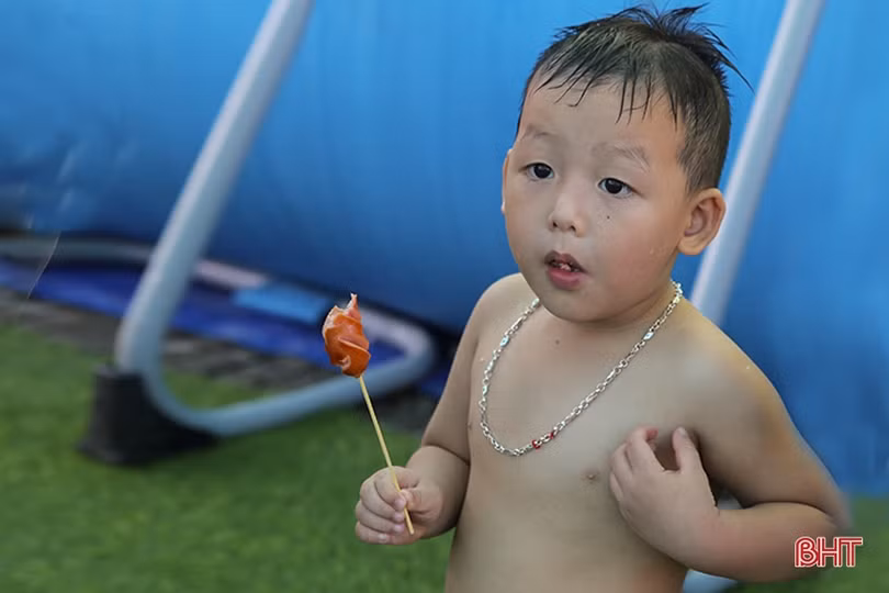 Thời tiết oi bức, người dân thành phố Hà Tĩnh dồn về bể bơi giải nhiệt