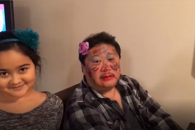 Cười nghiêng ngả hình ảnh các ông bố làm mẫu make up cho con gái