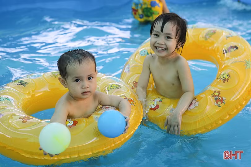 Thời tiết oi bức, người dân thành phố Hà Tĩnh dồn về bể bơi giải nhiệt