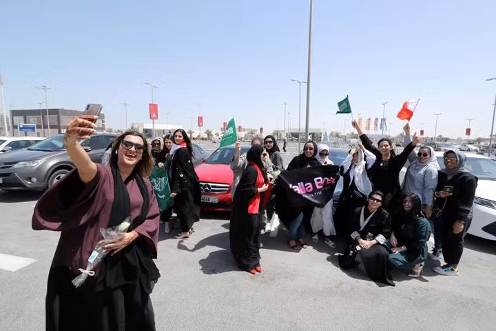 Phụ nữ Saudi Arabia hân hoan được lái xe ô tô tự do và hợp pháp