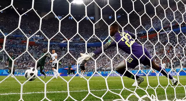 Thắng kịch tính Nigeria: Argentina lách qua khe cửa hẹp