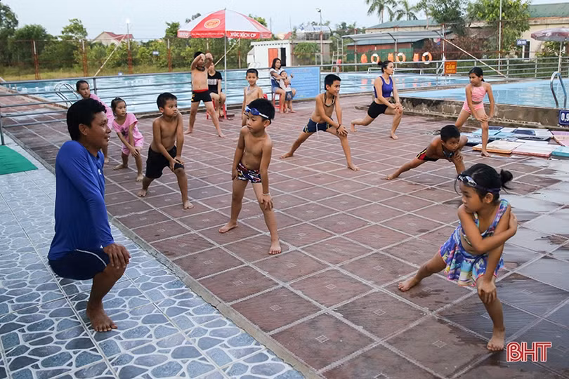 Thời tiết oi bức, người dân thành phố Hà Tĩnh dồn về bể bơi giải nhiệt