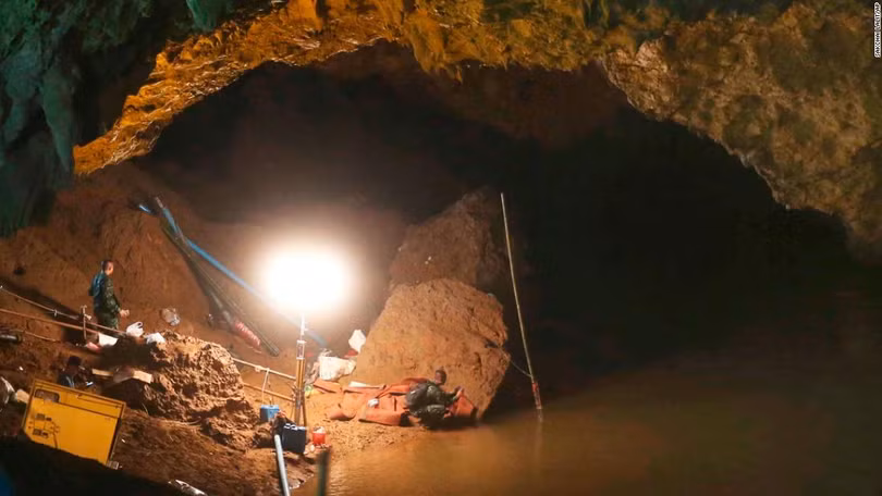 Hành trình chạy đua thời gian tìm kiếm đội bóng thiếu niên Thái Lan mất tích