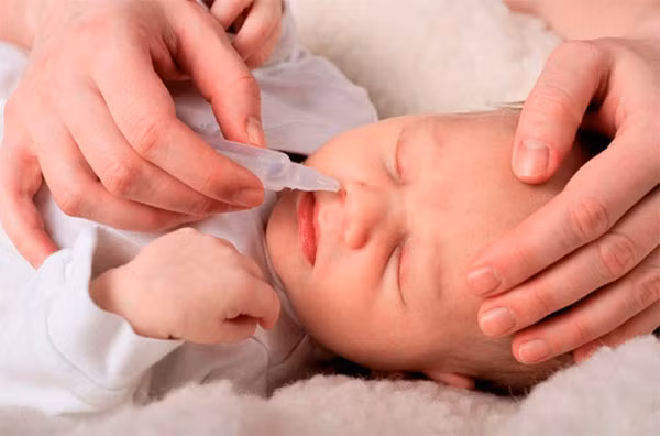 Mách mẹ cách vệ sinh mắt, mũi cho trẻ sơ sinh