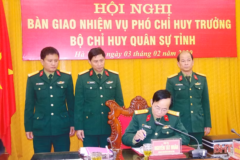 Bàn giao chức danh Phó Chỉ huy trưởng Bộ CHQS Hà Tĩnh