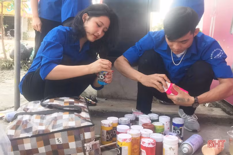 Đoàn viên thanh niên Cẩm Xuyên “khiến” cột điện nở hoa”