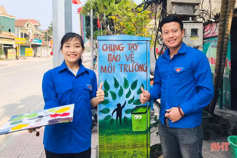 Đoàn viên thanh niên Cẩm Xuyên “khiến” cột điện nở hoa”
