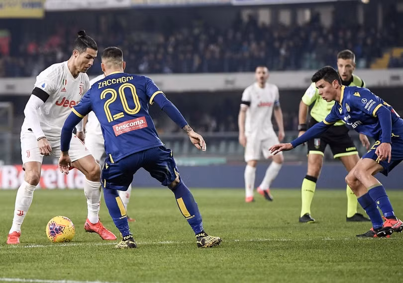 Ronaldo tỏa sáng, Juve vẫn để đội mới lên hạng tạo địa chấn