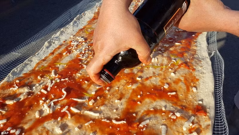 chiem nguong chiec banh pizza dai 2 km