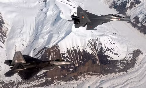 f 22 va su 30 ke vai sat canh trong tap tran
