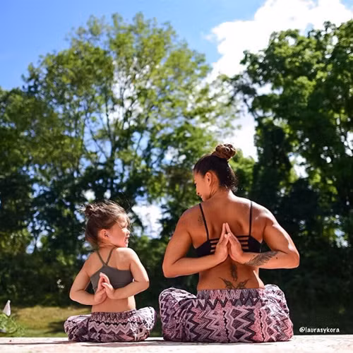bo anh me va con gai tap yoga truyen cam hung