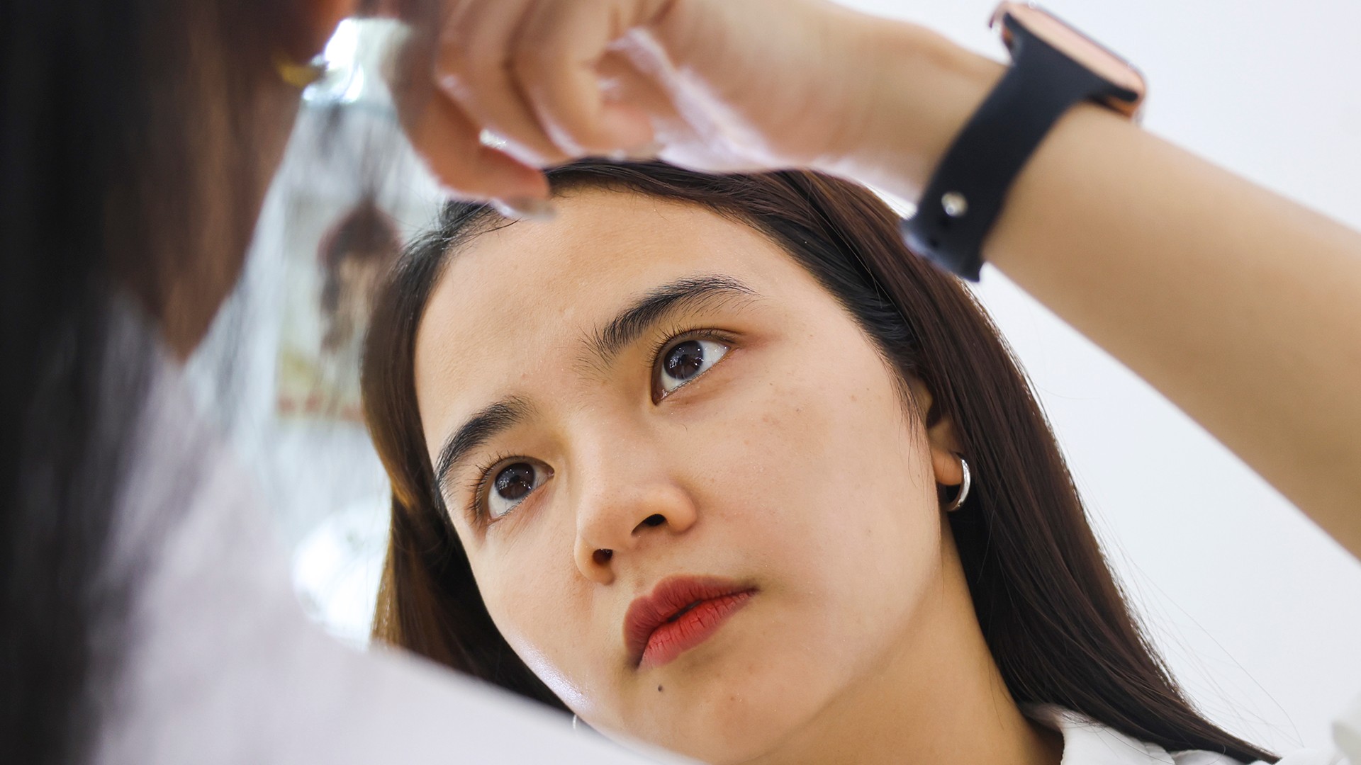 Người đứng sau vẻ đẹp cô dâu 