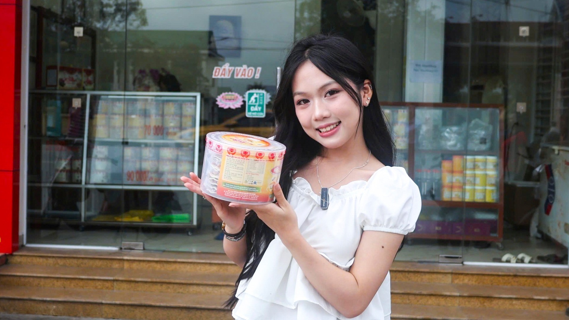 Nữ gen Z mê quảng bá đặc sản Hà Tĩnh