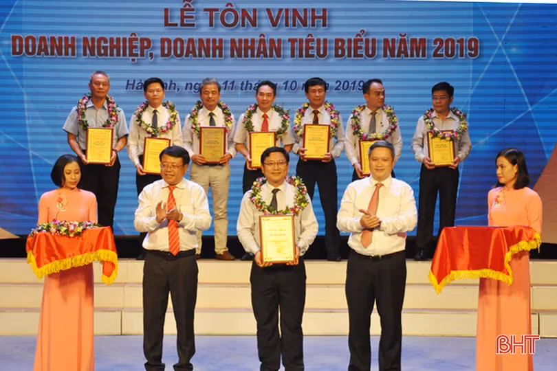 Hà Tĩnh vinh danh 53 doanh nghiệp, doanh nhân tiêu biểu năm 2019