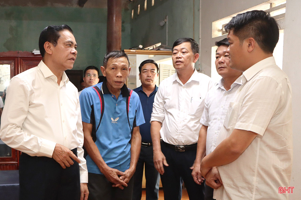 Chủ tịch UBND tỉnh Võ Trọng Hải và các thành viên đoàn đến dâng hương tri ân liệt sĩ Nguyễn Nghĩa (thôn Đại Tăng, xã Cẩm Thạch) hi sinh trong Chiến dịch Điện Biên Phủ và thăm hỏi, tặng quà thân nhân liệt sĩ.
