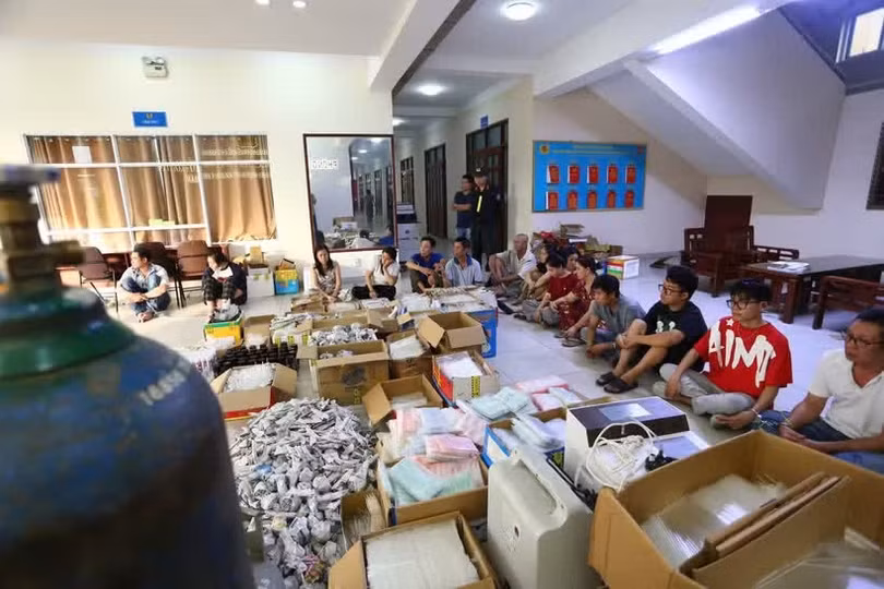 Công an Thành phố Hồ Chí Minh khởi tố 12 đối tượng liên quan đến đường dây này với các tội danh "Mua bán trái phép chất ma túy" và "Sản xuất, tàng trữ, vận chuyển hoặc mua bán phương tiện, dụng cụ dùng vào việc sử dụng trái phép chất ma túy". (Ảnh: PV/Vietnam+)