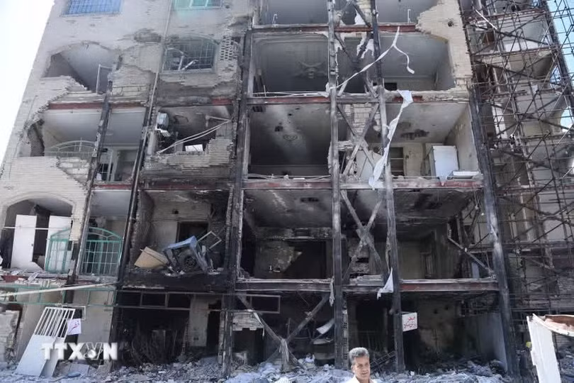 Tòa nhà bị phá hủy sau cuộc không kích của Mỹ và Israel tại Tehran, Iran. (Ảnh: THX/TTXVN)
