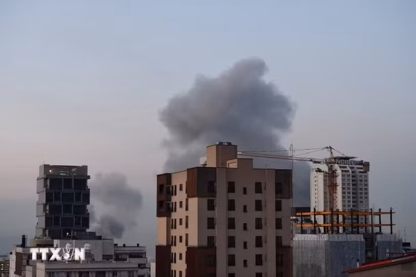 Khói bốc lên sau vụ tấn công tại Tehran, Iran. (Ảnh: THX/TTXVN phát)