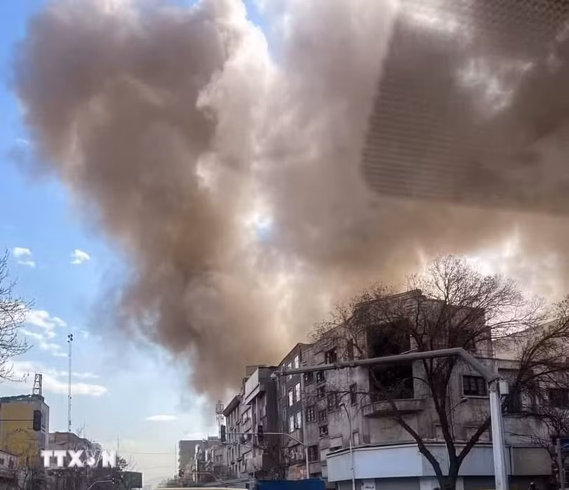 Khói bốc lên sau các vụ oanh tạc của lực lượng Mỹ - Israel nhằm vào Tehran (Iran) ngày 28/2. (Ảnh: ANI/TTXVN)