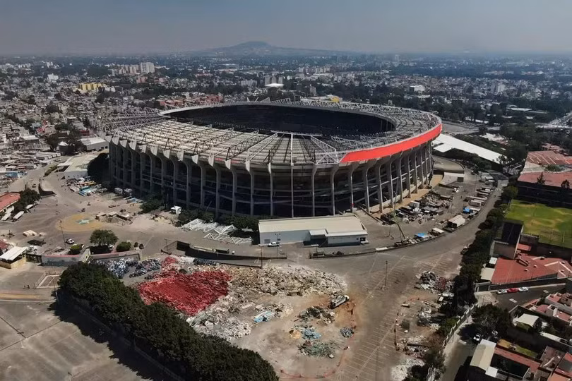 Sân vận động Azteca, Mexico, trong quá trình hoàn thiện trước kỳ World Cup, ngày 3/3. Ảnh: AP