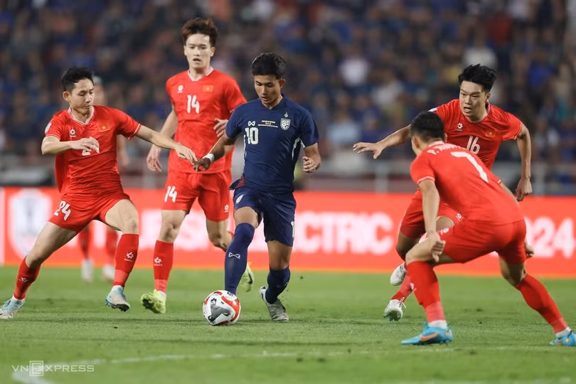 Tiền đạo Thái Lan Suphanat Muaenta (10) thi đấu với Việt Nam trong trận lượt về chung kết ASEAN Cup 2024, trên sân Rajamangala, Bangkok, Thái Lan ngày 5/1/2025. Ảnh: Đức Đồng